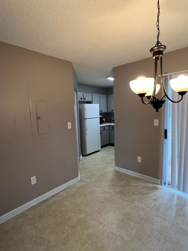 Building Photo - Adorable 2BR/2.5BA townhouse located in de...