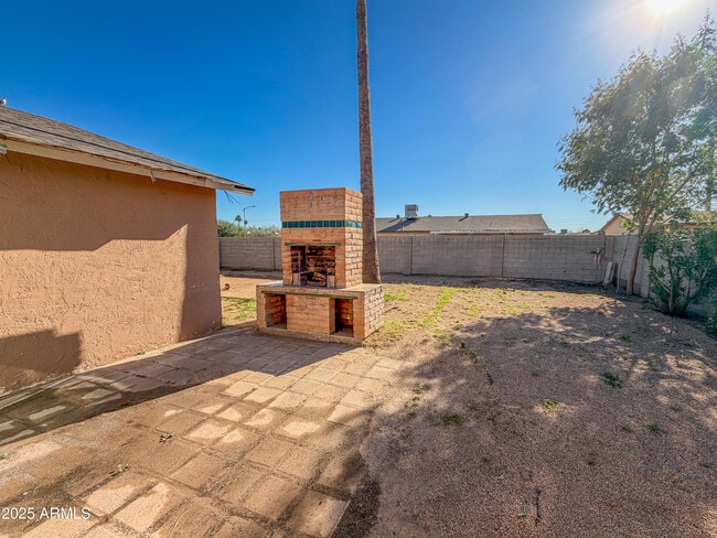 Foto del edificio - 6301 W Earll Dr