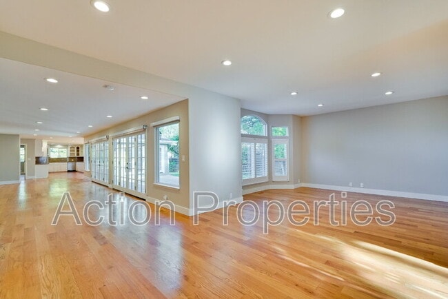 Building Photo - 261 Langton Ave