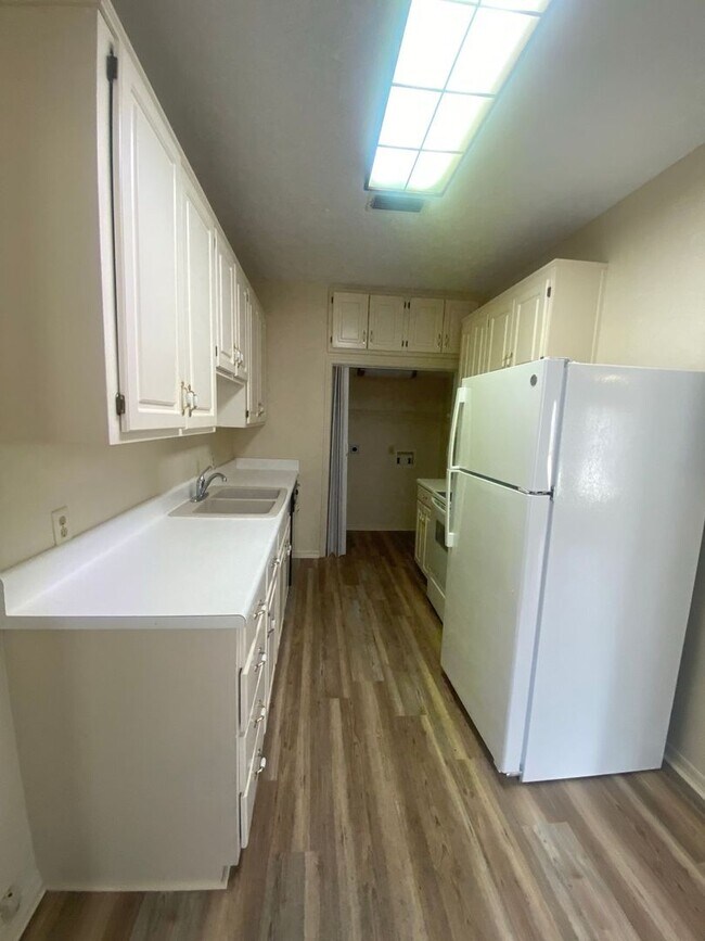 Building Photo - Cozy & Economical Unit in The Cove w/Water...
