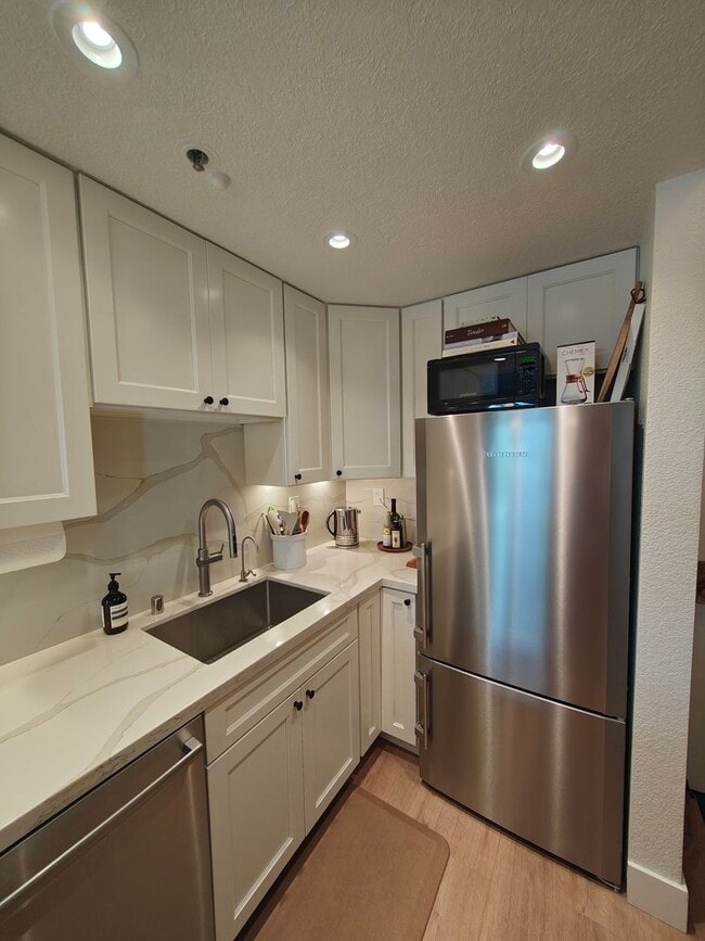 Building Photo - Furnished 1-Bedroom Garden Oasis at Bay Crest Condominiums | Rincon Hill