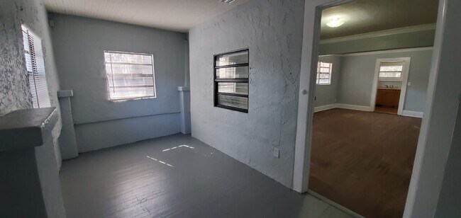 Foto del edificio - Large 2/1 With Office