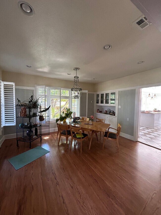 Building Photo - 3 br, 2 bath House - 1017 Azuar
