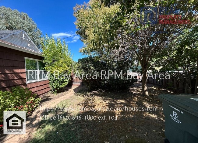 Building Photo - Spacious and Classic Home in Mountainview ...