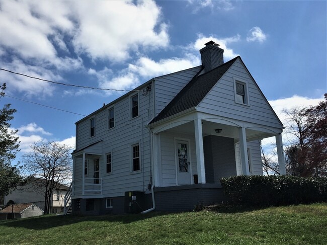 Building Photo - 325 Hill Rd