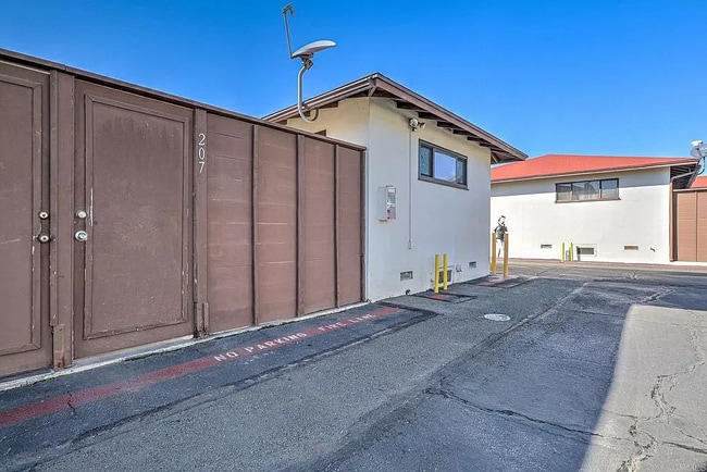 Building Photo - This 1 bedroom, 1 bath condo is at walking...