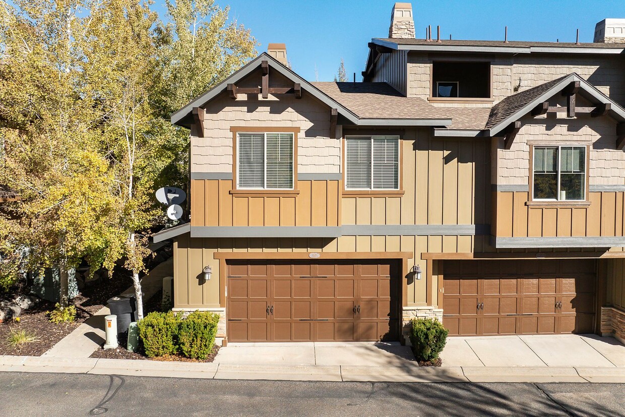 Primary Photo - Fully Furnished Mountain Modern Twin Home ...