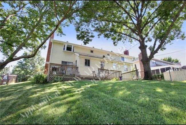 Building Photo - Updated 3Bed/2.5 Bath Duplex in Gladstone-...