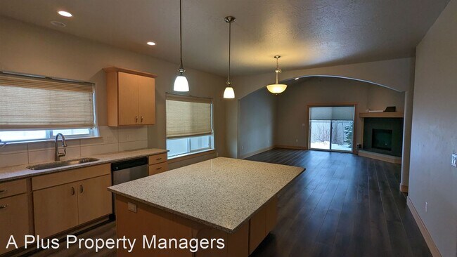Building Photo - 4 br, 2.5 bath House - 7888 N Hydrangea St