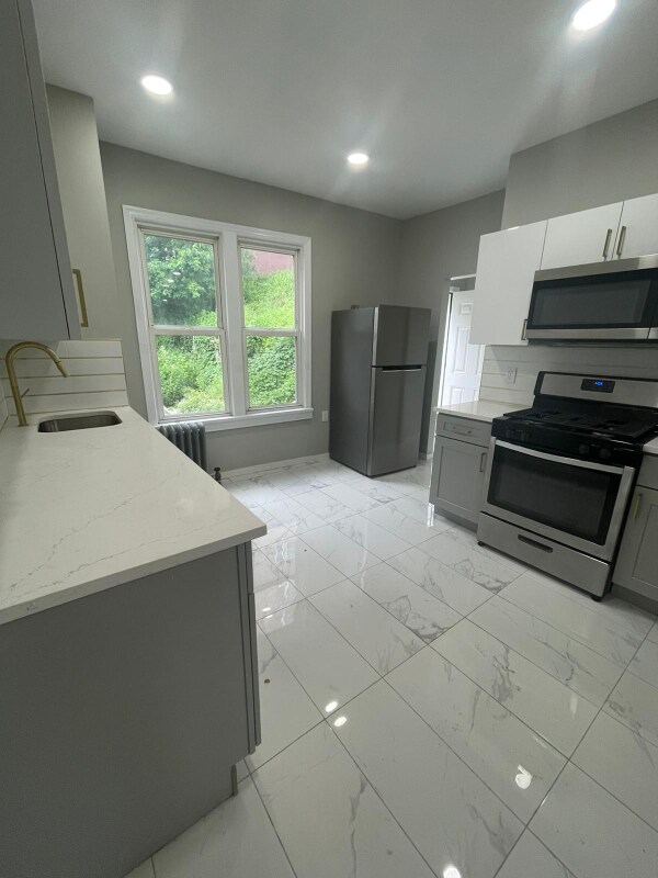 Primary Photo - 292 Garside St