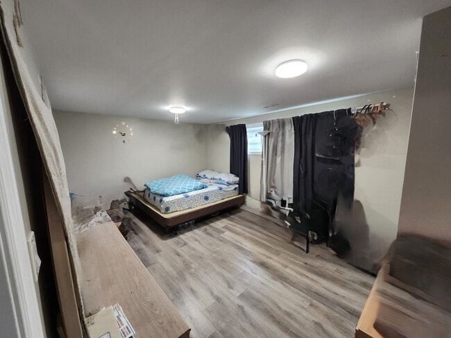 Building Photo - Spacious Basement Apartment (2 Bed, 1 Bath...