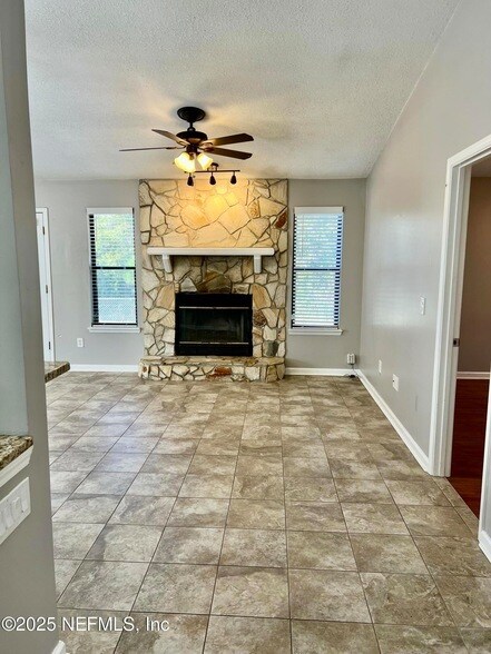 Foto del edificio - 7820 Collins Ridge Blvd E