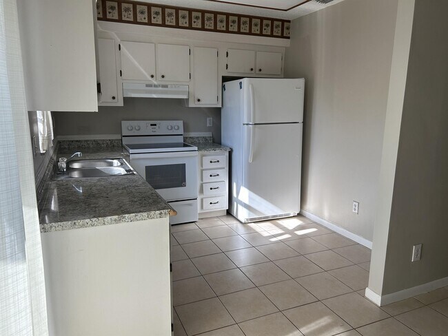 Foto del edificio - 1574 Redwood Ave