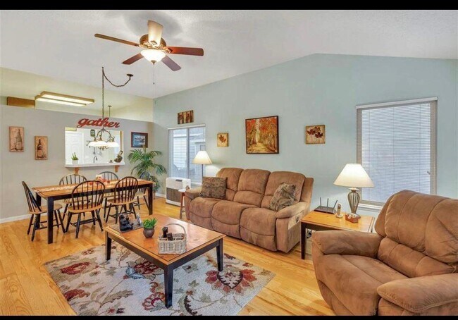 Sala-Comedor 3 - 82 Sequoia Cir