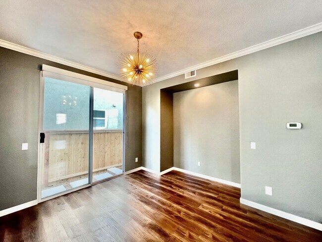 Building Photo - Gorgeous 4B/3BA house w/ 3 Car Garage & La...