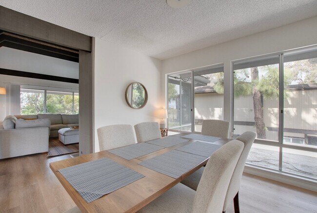 Foto del edificio - 8143 La Jolla Scenic Dr N