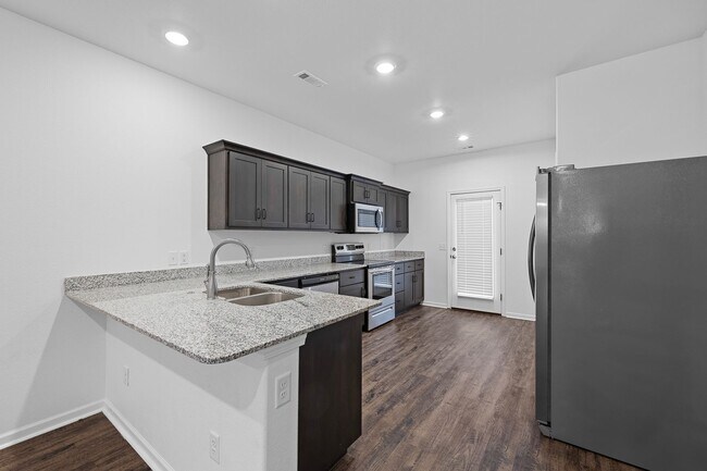 Foto del edificio - New Beginings Start With AMRR: 3 BR Townhome!