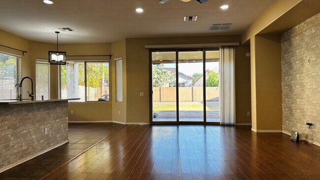Foto del edificio - 839 E Las Colinas Pl