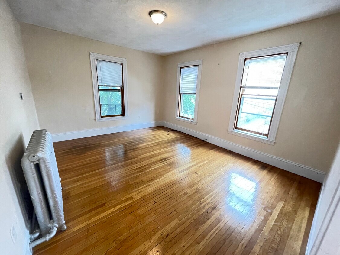 Primary Photo - 28 Foster St