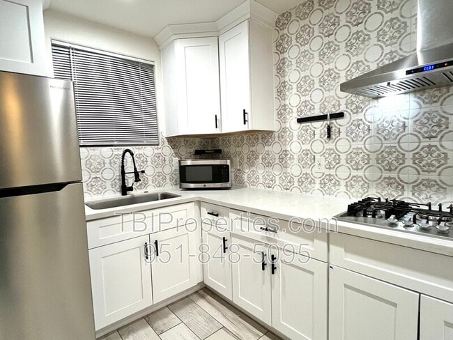 Building Photo - 5063 Pearblossom Dr