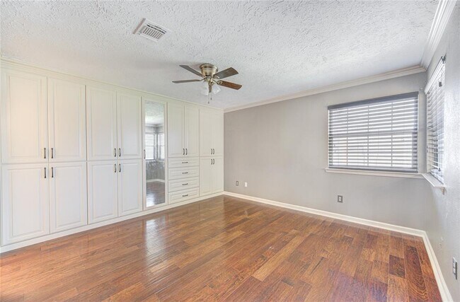 Building Photo - 4705 Dogwood Dr
