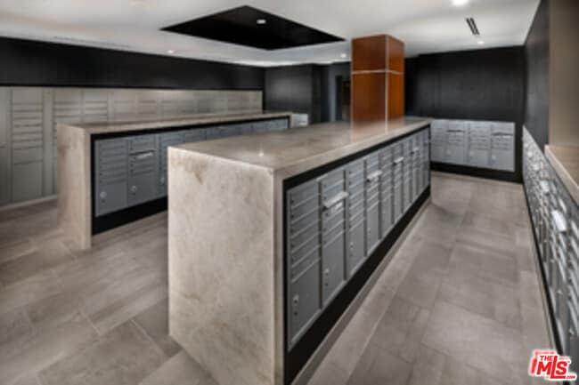 Foto del edificio - 687 S Hobart Blvd