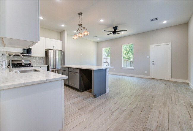 Foto del edificio - 4536 Sunflower St