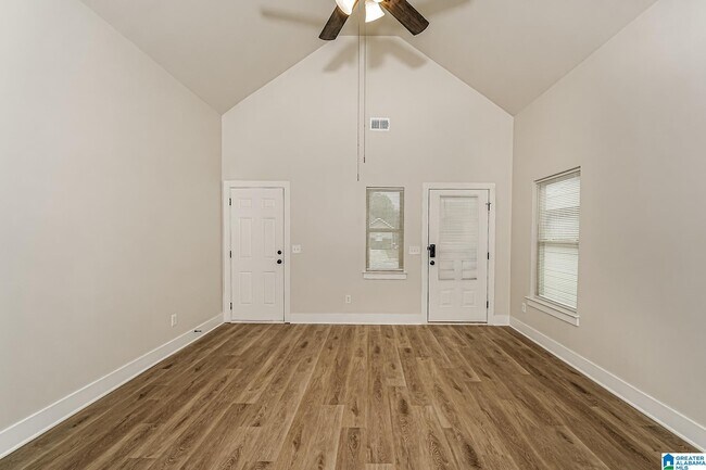 Foto del edificio - 915 Maple Trce