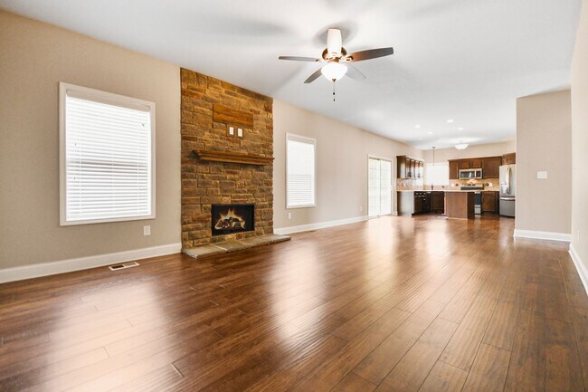 Building Photo - Dog Friendly Three Bedroom in Rossview!