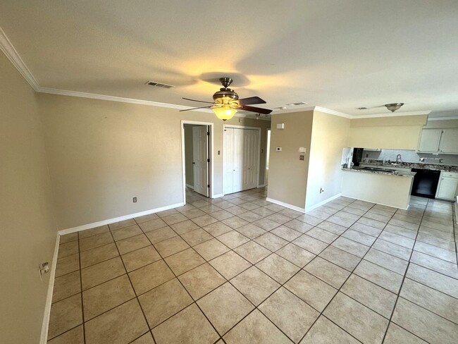 Building Photo - 2 Bedroom 1 Bath townhome located in Barri...