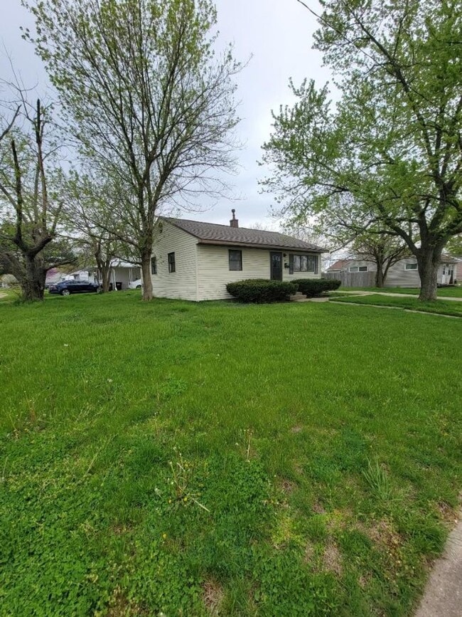 Building Photo - 2 Bedroom Ranch Home in Fairborn - Just Re...