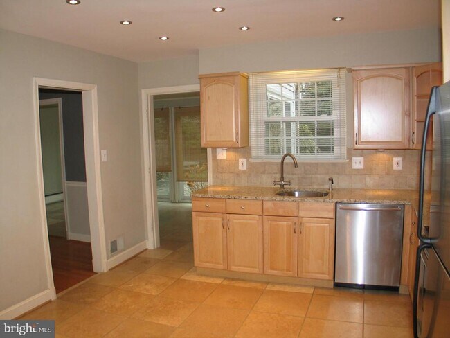 Building Photo - 5707 Cromwell Dr