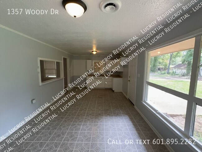 Building Photo - Lovely 3-bedroom, 2-bathroom home located ...