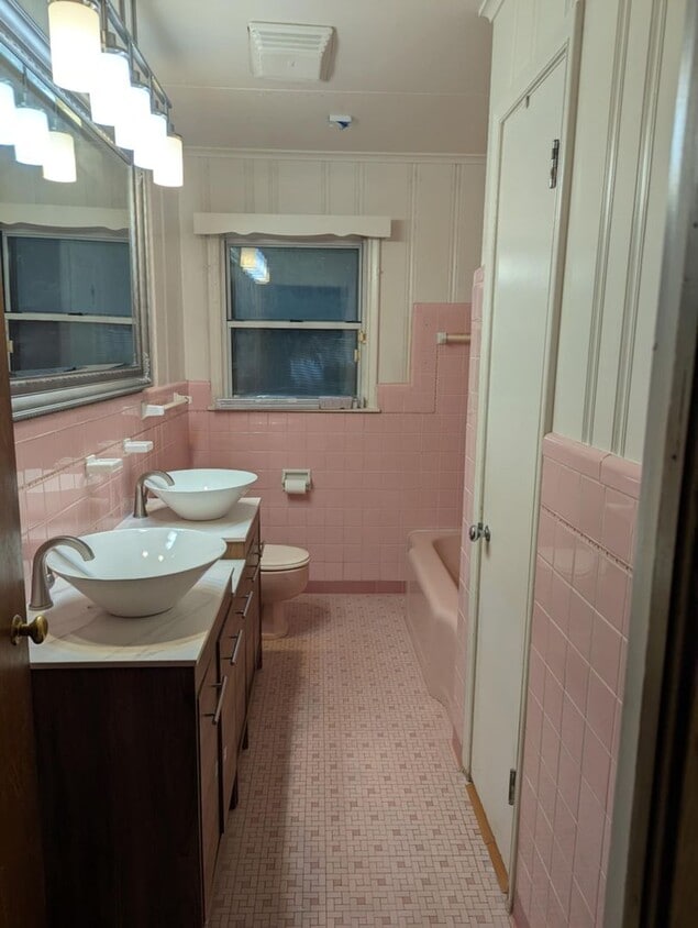 Building Photo - Beautiful 3 Bedroom home!  Fully renovated...