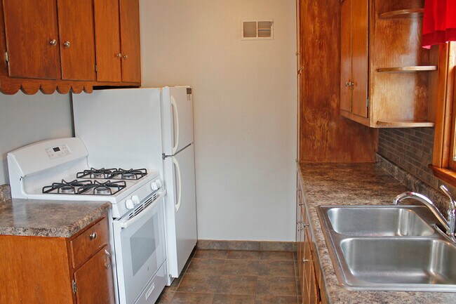 Building Photo - 214 7th St W