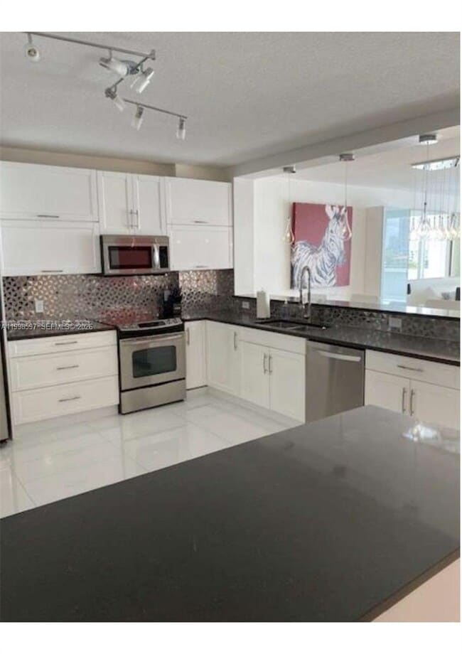 Foto del edificio - 17050 N Bay Rd