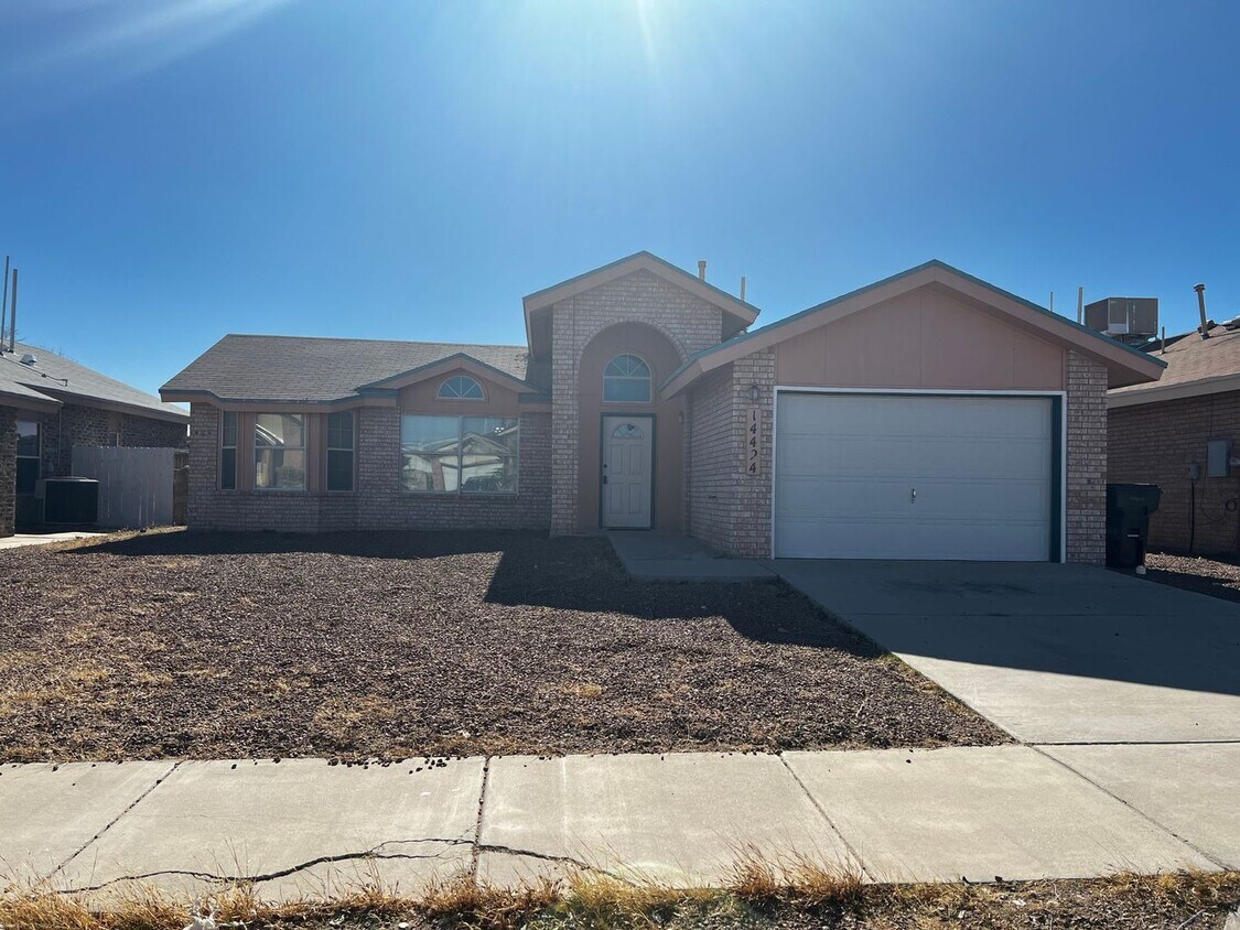 Primary Photo - COMPETITIVELY PRICED HORIZON CITY HOME