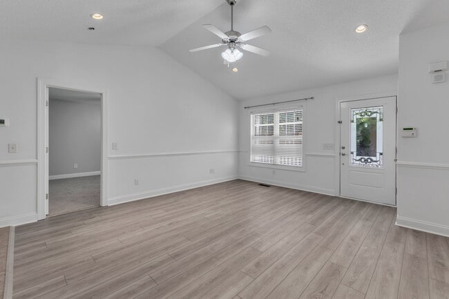 Foto del edificio - 7040 Pine Rd