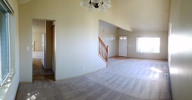 Building Photo - 4 Bedroom 2.5 Bath plus Bonus Room in East...