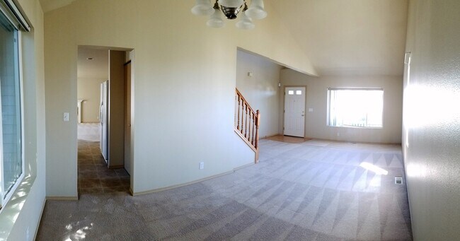 Foto del edificio - 4 Bedroom 2.5 Bath plus Bonus Room in East...