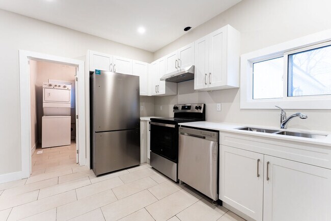 Photo du bâtiment - Main Floor - 2 Bedroom DUPLEX for rent- newly renovated - AVAILABLE NOW