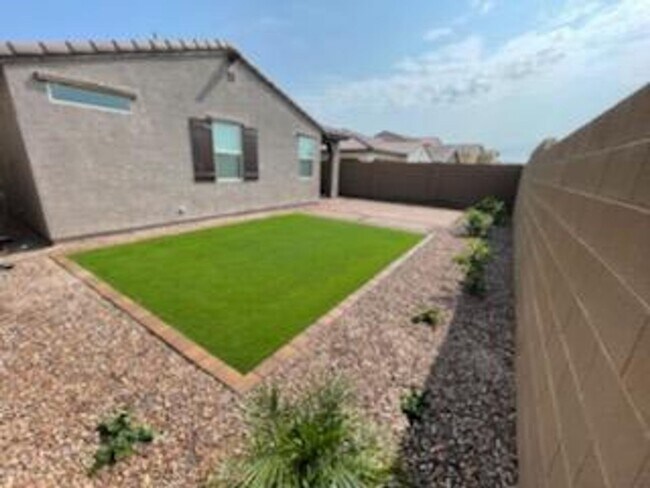 Foto del edificio - 5 bedroom home in Peoria