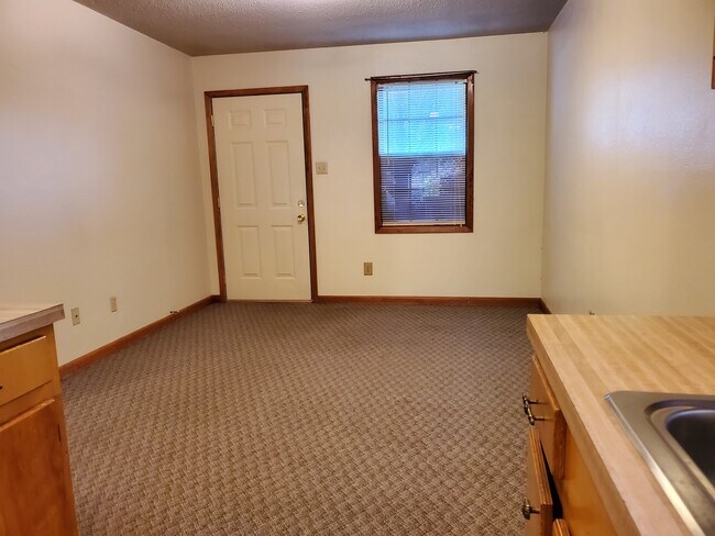 Building Photo - 127 Debra Ln