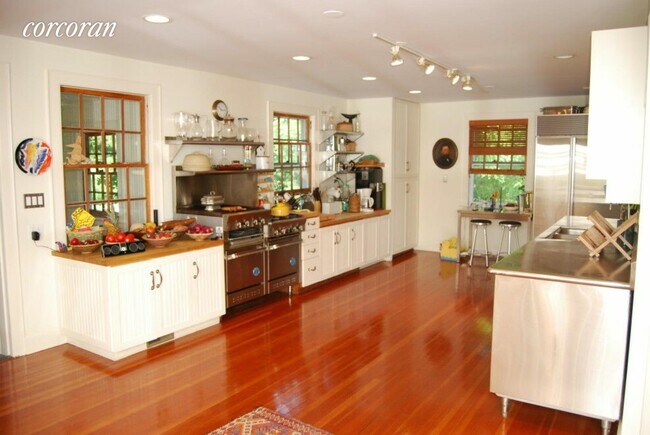 Foto del edificio - 93 Barnes Hole Rd