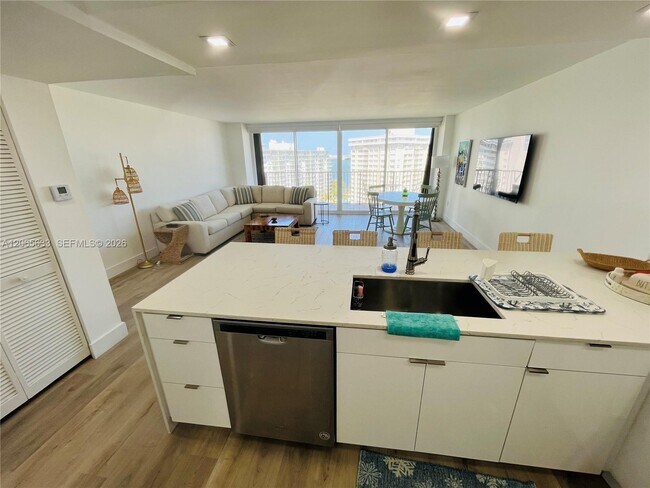 Building Photo - 1450 Brickell Bay Dr