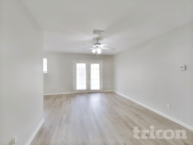 Building Photo - 6422 French Chateau Dr