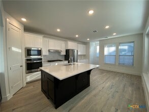Building Photo - 1032 Easy Gruene