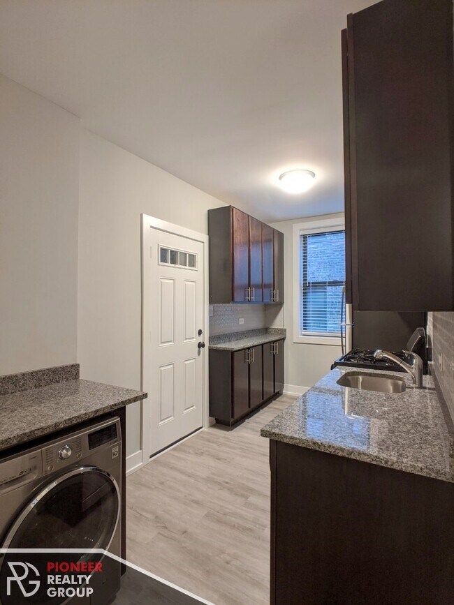 Foto del edificio - 711 W Brompton Ave