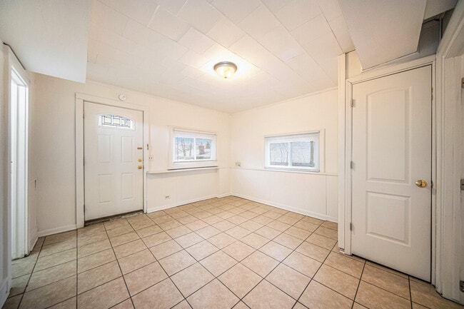 Building Photo - 401 Pauline Blvd