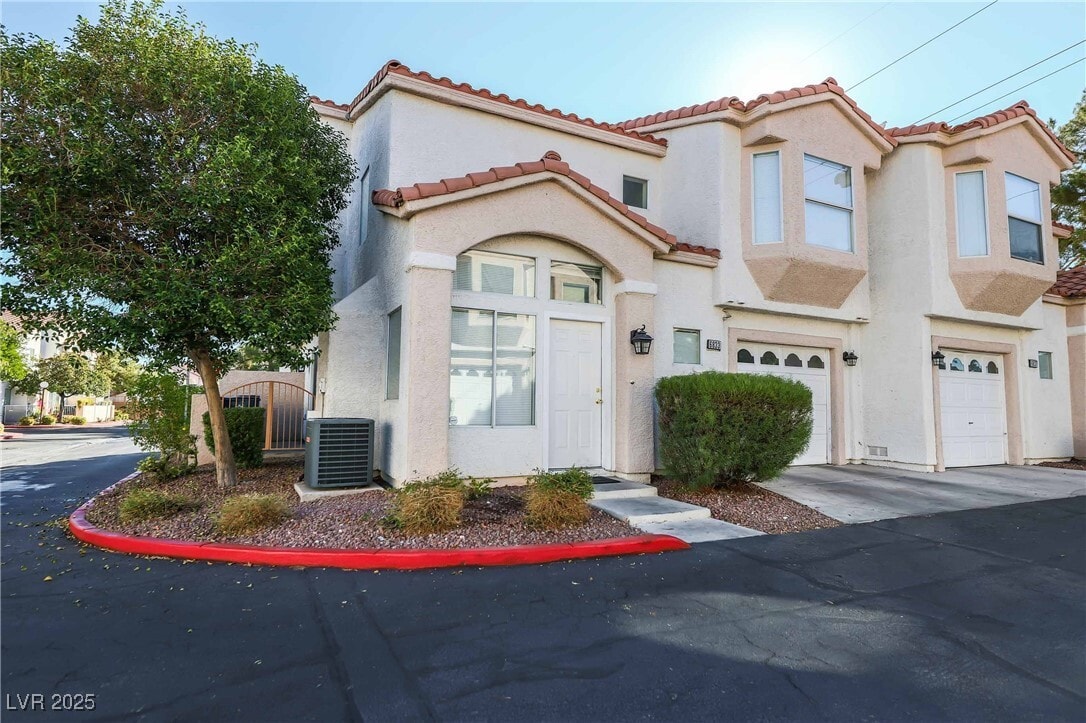 Primary Photo - 6833 Coral Rock Dr